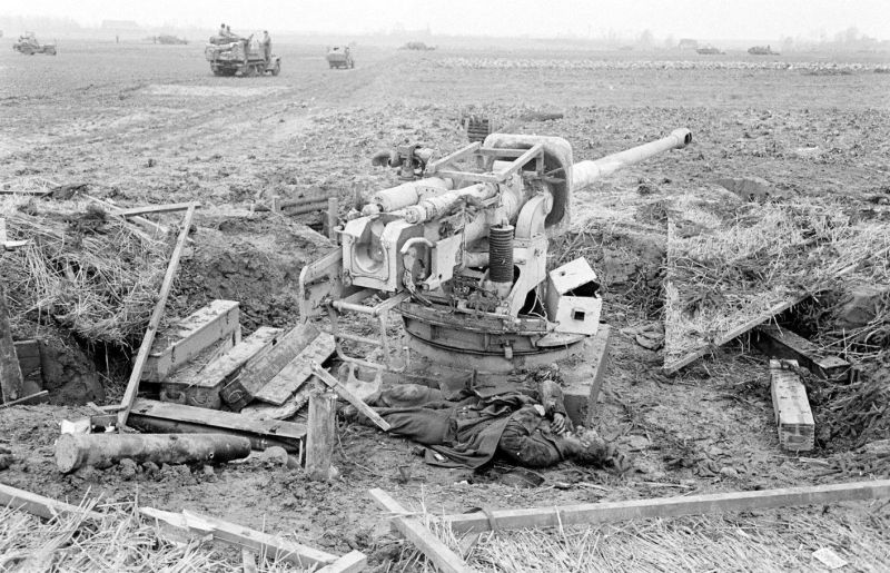 88-мм противотанковая пушка Pak 43/3 и погибший немецкий артиллерист. Февраль 1945 г. 