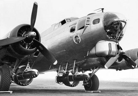 B-17G с управляемыми «умными» бомбами VB 10–12 «Roc». 1945 г. 