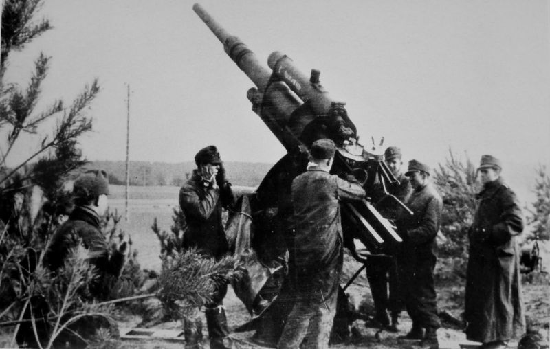 Расчет 88-мм зенитного орудия FlaK 36/37 на позиции вблизи реки Одер. Март 1945 г. 