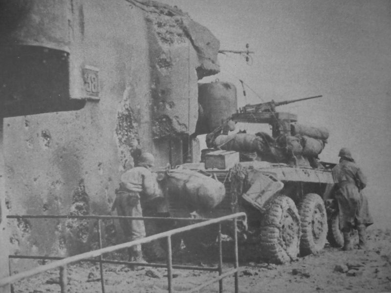 Командно-штабной бронеавтомобиль М-20 у ДОТа «Западного вала». 1944 г. 
