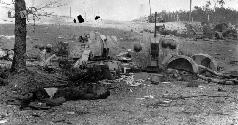 Разбитые и брошенные зенитные автоматы FlaK 30/38 на косе Фрише-Нерунг. Апрель 1945 г. 