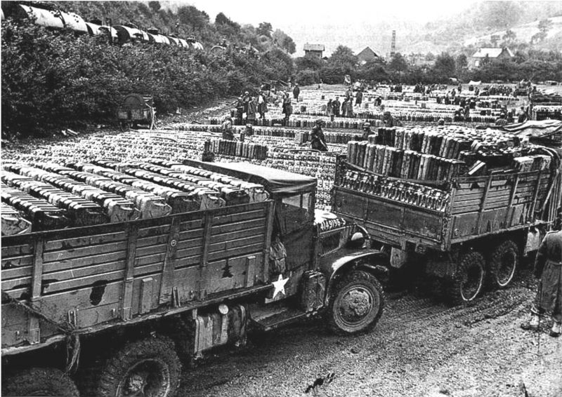 Грузовики GMC CCKW 353 у погрузочная площадка для автомобильных конвоев «Red Ball Express». Франция, 1944 г. 