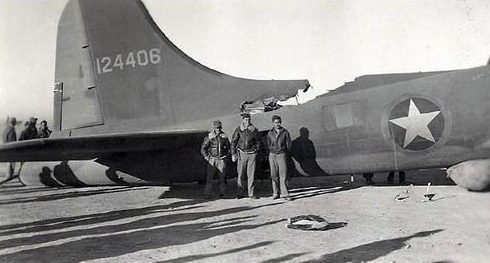 Члены экипажа позируют с B-17 перед поврежденной хвостовой частью. 1945 г.