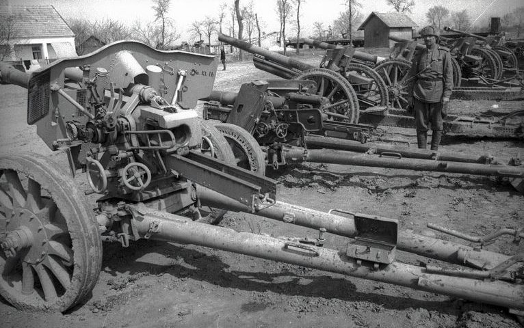 Немецкая артиллерия, захваченная на окраине Вены. Апрель 1945 г.