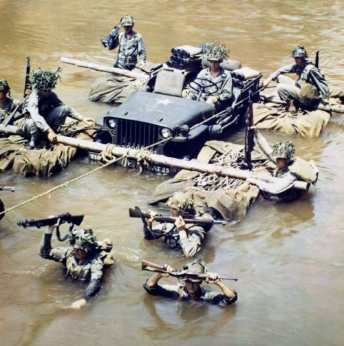 Американские солдаты переправляют автомобиль «Виллис» через реку. 1944 г.