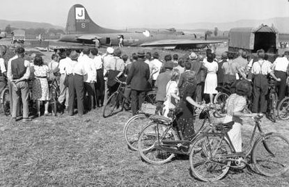 Местные жители у бомбардировщика B-17, который совершил вынужденную посадку в районе Берна в Швейцарии. 1945 г. 