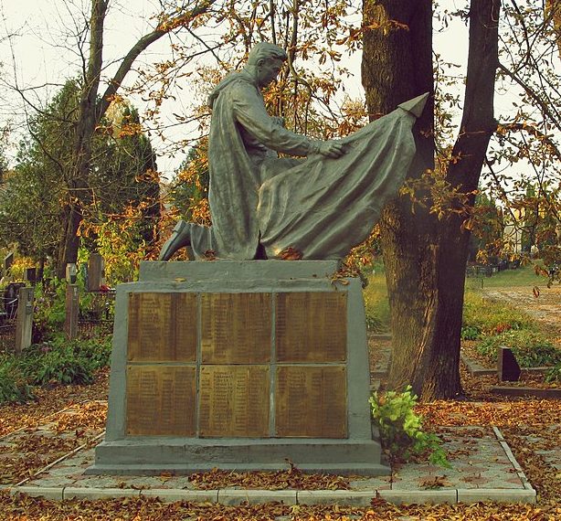  г. Нежин. Памятник, установленный у группы братских могил советских воинов, погибших при обороне города в августе 1941 года и при его освобождении в сентябре 1943 года.