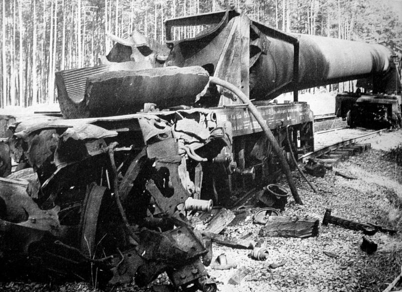 Остатки взорванного немцами сверхтяжелого 800-мм орудия «Густав» вблизи города Ауэрбах. Апрель 1945 г.