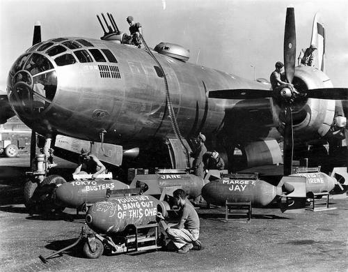 B-29 загружается бомбами для атаки Японии. Лето 1945 г. 