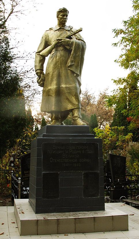 г. Нежин. Памятник у группы братских могил советских воинов, погибших в годы войны.