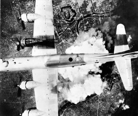 Бомбардировщик B-29 над Японией. Лето 1945 г. 