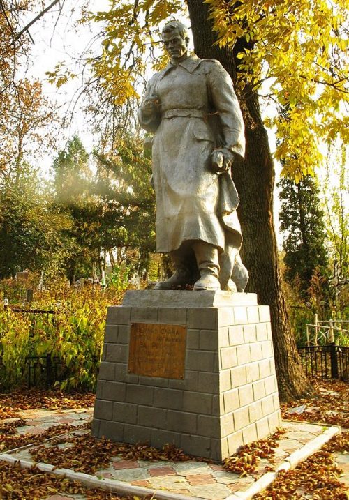 г. Нежин. Памятник на кладбище советским воинам, погибшим в годы войны.
