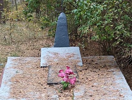 г. Сновск (Щорск). Братские могилы в лесопарке мирных жителей, расстрелянных нацистами в годы войны.