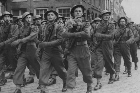 1-я танковая дивизия на параде в Италии. 1944 г. 