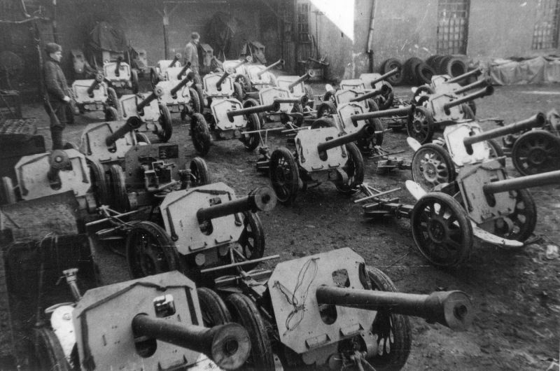 Станковые 88-мм противотанковые гранатометы «Пупхен», захваченные Красной Армией в одном из городов Померании. 1945 г. 