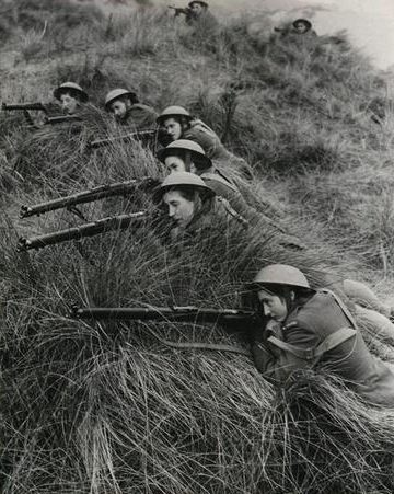 Группа польских женщин-спецназовцев подразделения «Песткис» на тренировке. Шотландии. 1944 г. 