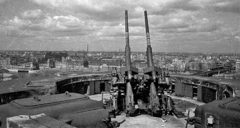 128-мм сдвоенные зенитные пушки на зенитной башне Zoobunker в Берлине после окончания войны. 1945 г. 