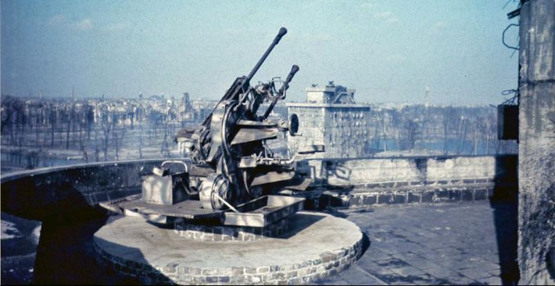 37-мм зенитка на зенитно-артиллерийской башне G-Turm Flakpaare I Tirgarten на территории зоопарка в послевоенном Берлине. 1945 г. 
