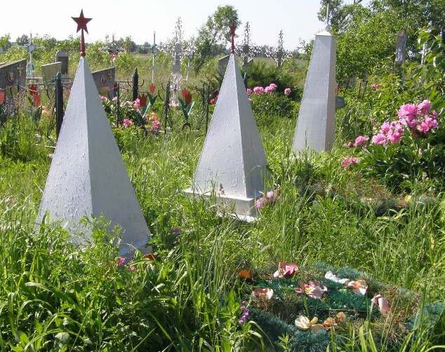 с. Перебудова Нежинского р-на. Группа братских могил воинов, погибших в боях за село. 