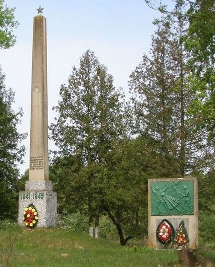 с. Табаевка Черниговского р-на. Памятный знак 114 погибшим односельчанам, установленный в 1971 году.