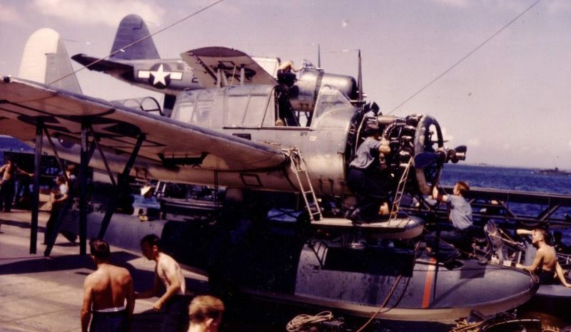 Члены команды обслуживают гидросамолеты «Кингфишер» на борту линкора «Южная Дакота» в районе атолла Улити. 1945 г. 