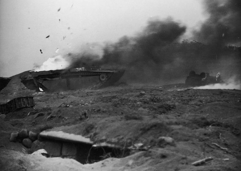 Десантная амфибия LVT-4 под японским обстрелом на пляже Иводзимы. Февраль 1945 г.