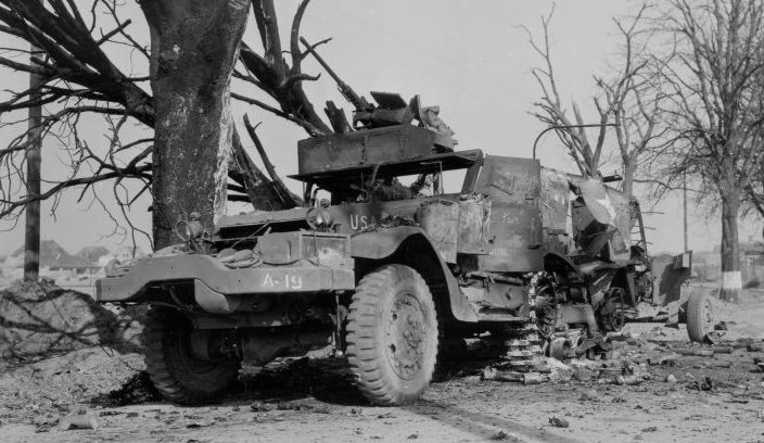 Подбитый полугусеничный бронетранспортер M2 на дороге в районе Мангейма. Февраль 1945 г. 