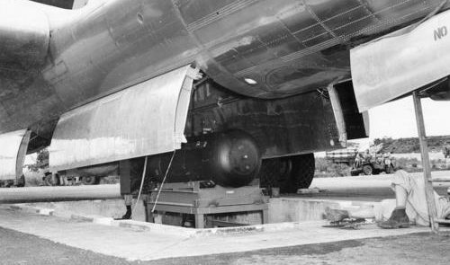 Подвеска атомной бомбы «Малыш». Август 1945 г. 