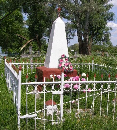 с. Переясловка Нежинского р-на. Братская могила 9 воинов, погибших при освобождении села. 