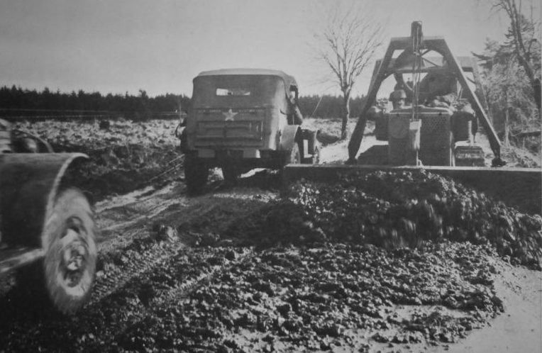 Бульдозер Caterpillar D4 расчищает дорогу в районе села Шмидт. Февраль 1945 г.