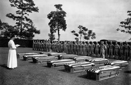 Похороны 13 пилотов в Пантоле, погибших в Бирме. Индия, август 1945 г. 