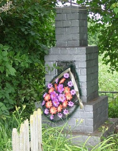 с. Тереховка Черниговского р-на. Братская могила 126 мирных жителей, расстрелянных фашистами в феврале 1943 года.