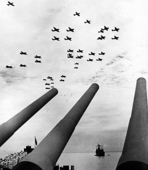 Американские палубные самолеты в полете над Токийской бухтой. Сентябрь 1945 г.