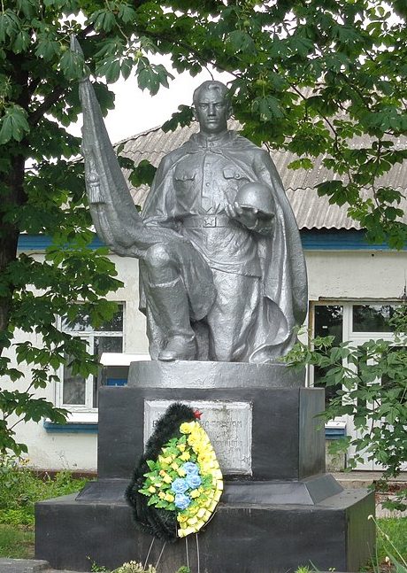 с. Сальное Нежинского р-на. Братская могила советских воинов, погибших в сентябре 1941 года.