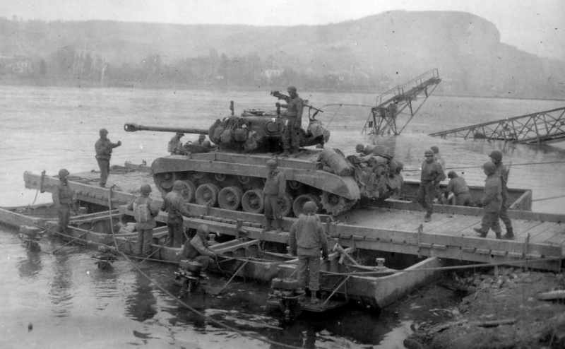 Тяжелый танк «Першинг» на переправе через Рейн. Февраль 1945 г.