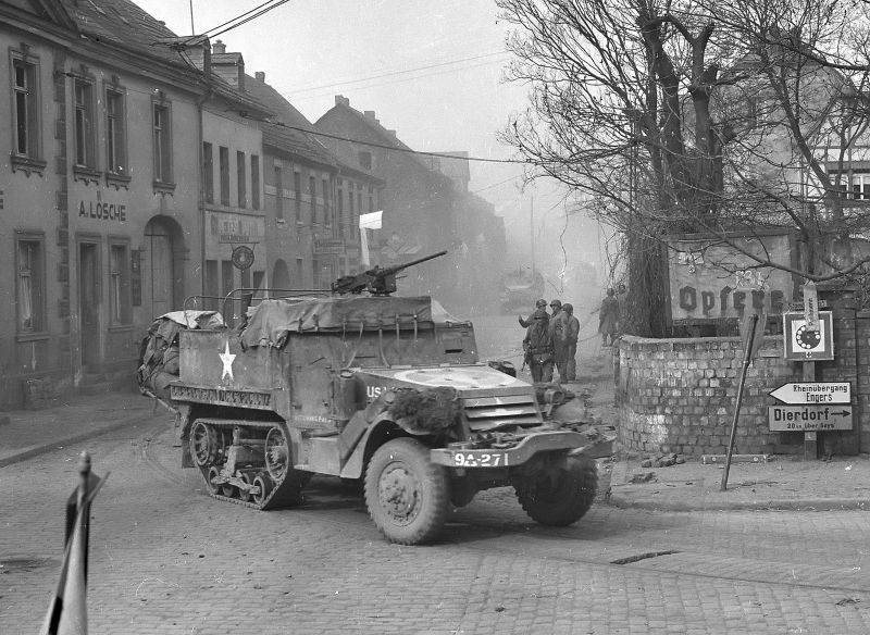 Полугусеничный бронетранспортер M3A1 9-й танковой дивизии США на улицах Энгерса. Германия, март 1945 г. 