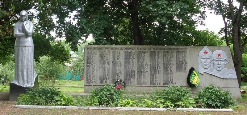 с. Сальное Нежинского р-на. Памятник 244 воинам-односельчанам, погибшим в годы войны