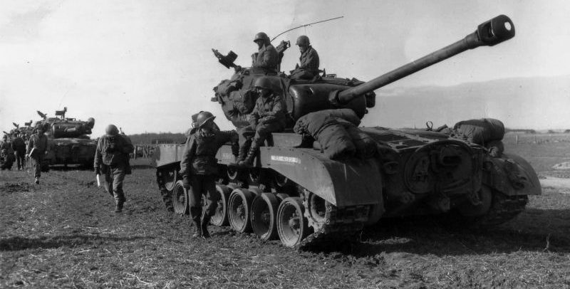 Тяжёлые танки M26 «Першинг» в районе Фетвайса. Март 1945 г. 