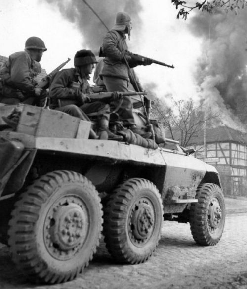 Американские солдаты на бронеавтомобиле M8 в Бонне. Апрель 1945 г.