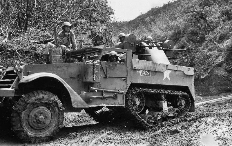 Полугусеничный бронетранспортер M16 MGMC с зенитной установкой M45 Quadmount на острове Лусон. Май 1945 г. 