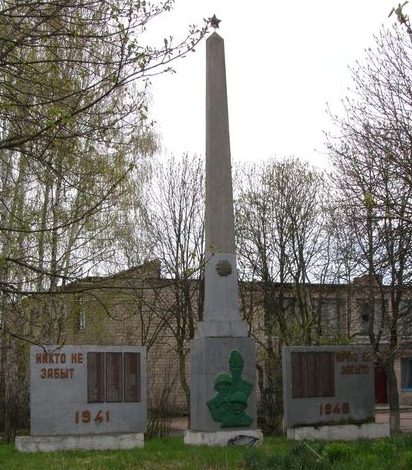 с. Хотуничи Сновского р-на. Памятник погибшим односельчанам, установленный в 1974 году.