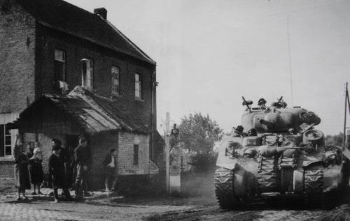Танки 1-й Польской бронетанковой дивизии. Бельгия, 1944 г. 