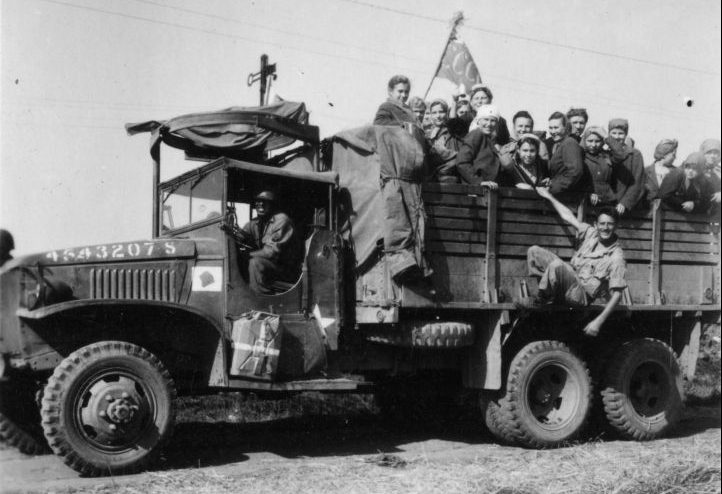 Грузовик GMC CCKW-353 везет освобожденных советских граждан. Июнь 1945 г. 