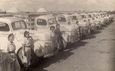 Водители-женщины, доставившие топливо и боеприпасы. Северная Африка, 1944 г. 