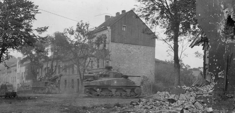 Средние танки M4 «Шерман» и бронированная ремонтно-эвакуационная машина Т2 М31 в Штольберге. 1945 г. 