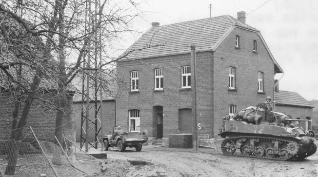 Легкий танк M5A1 «Стюарт» на улице Рейндалена в Германии. 1945 г. 