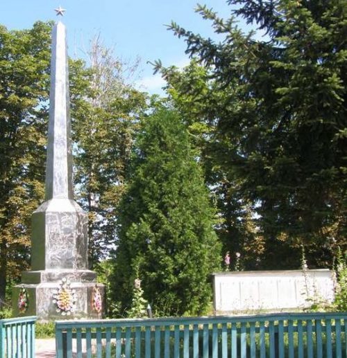 с. Шатура Нежинского р-на. Памятник погибшим односельчанам, установленный в 1972 году.