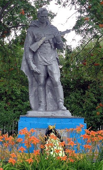с. Шняковка Нежинского р-на. Памятник, установленный на братской могиле советских воинов, погибших при освобождении села в сентябре 1943 года.