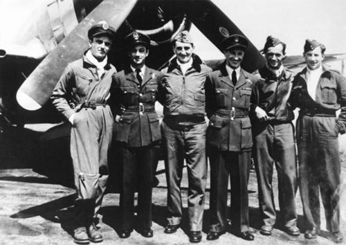 Польские летчики в составе 61-й американской истребительной эскадрильи. Лето 1944 г.