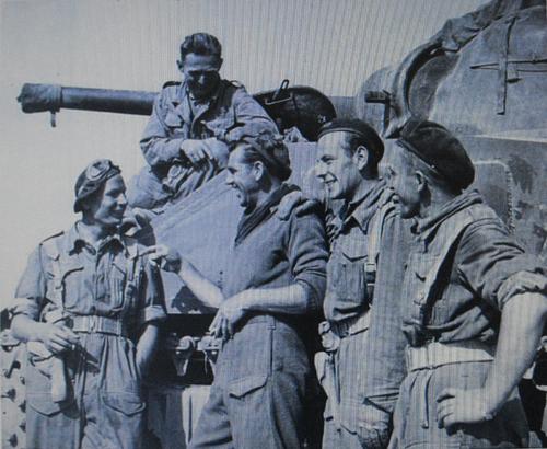 Экипаж танка Шерман 1-й танковой дивизии. Август 1944 г.